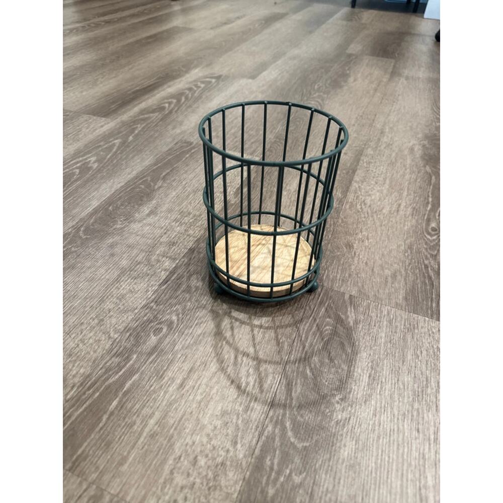 Kitchen utensils holder